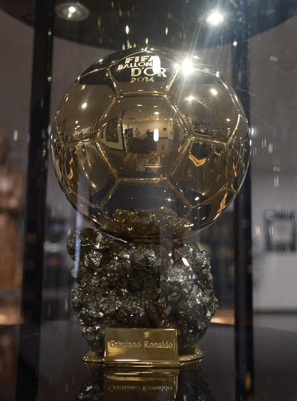 Troféu da Bola de Ouro de 2014 em vitrine do Museu CR7