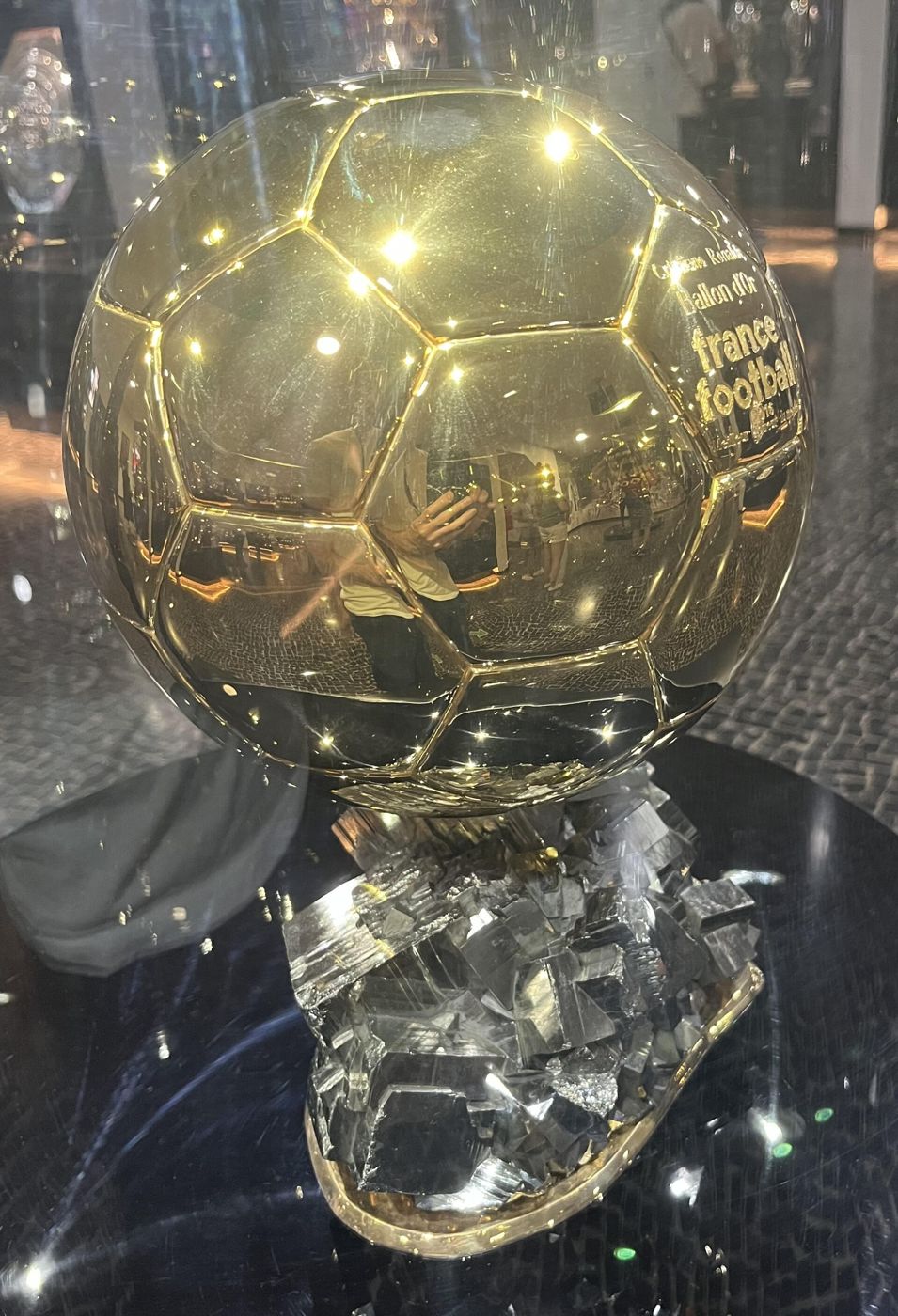 Troféu da Bola de Ouro de 2016 em vitrine do Museu CR7
