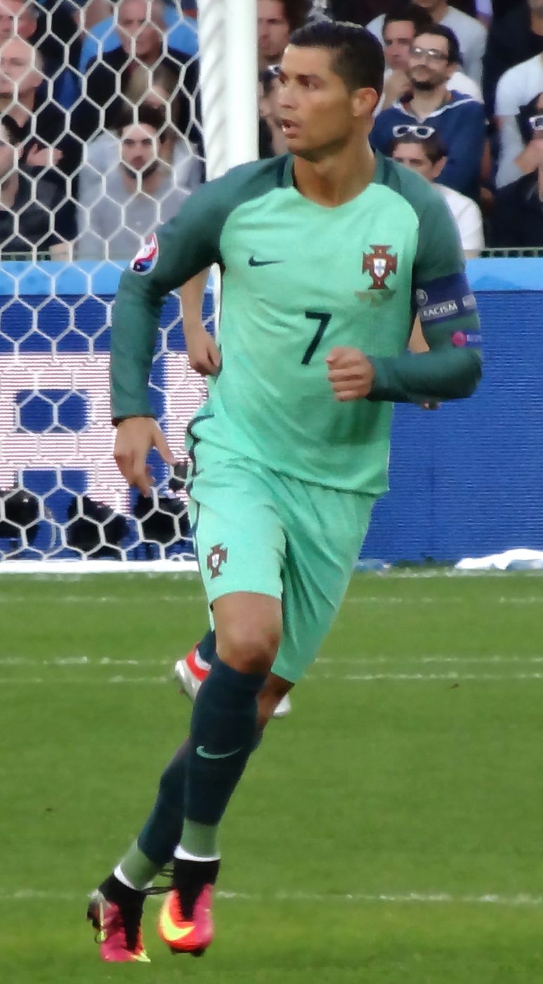 Cristiano Ronaldo com a camisa verde de Portugal na Euro 2016