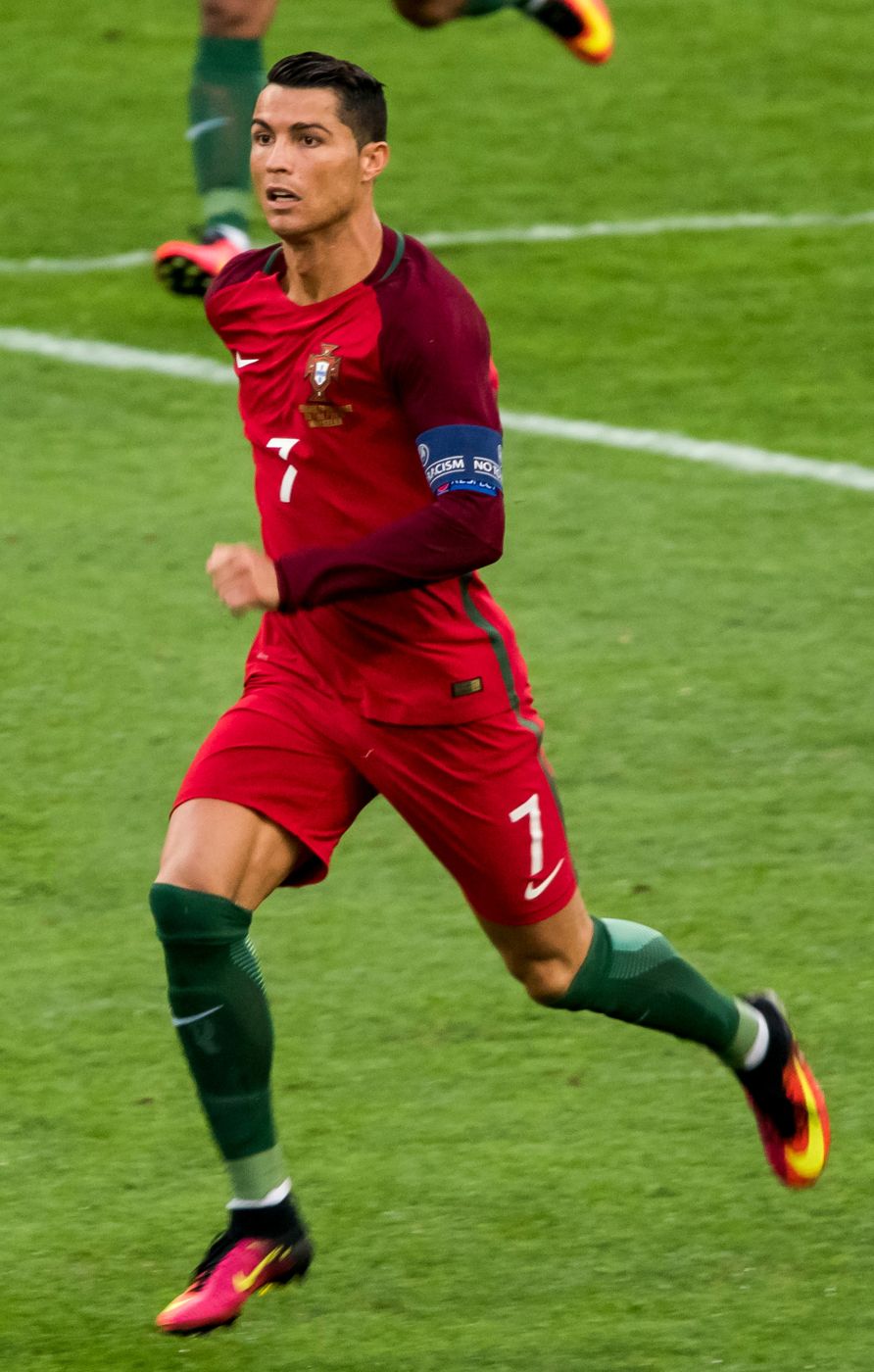 Cristiano Ronaldo correndo com a camisa vermelha de Portugal na Euro 2016
