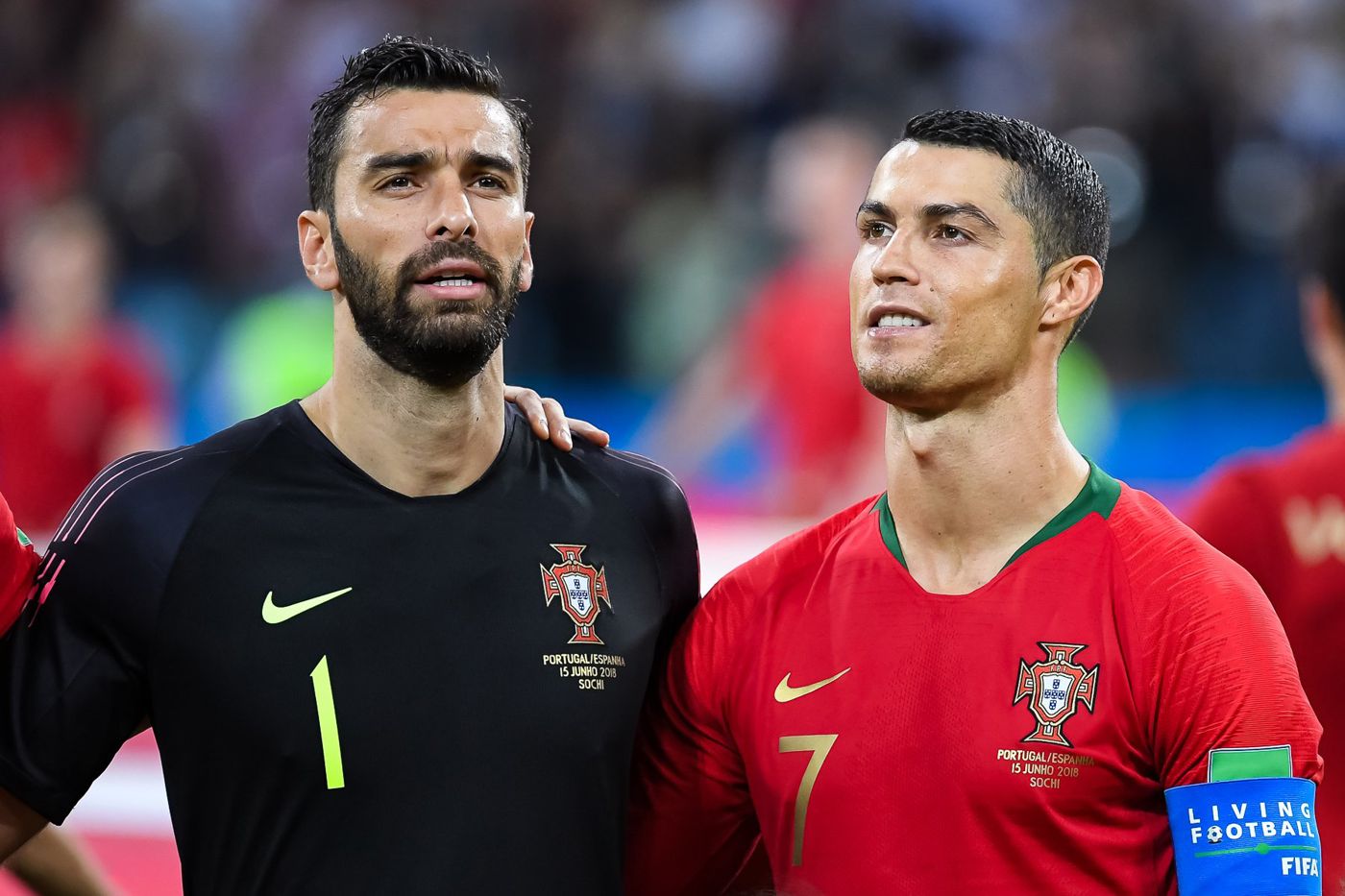 Cristiano Ronaldo ao lado do goleiro Rui Patrício, com a camisa de Portugal