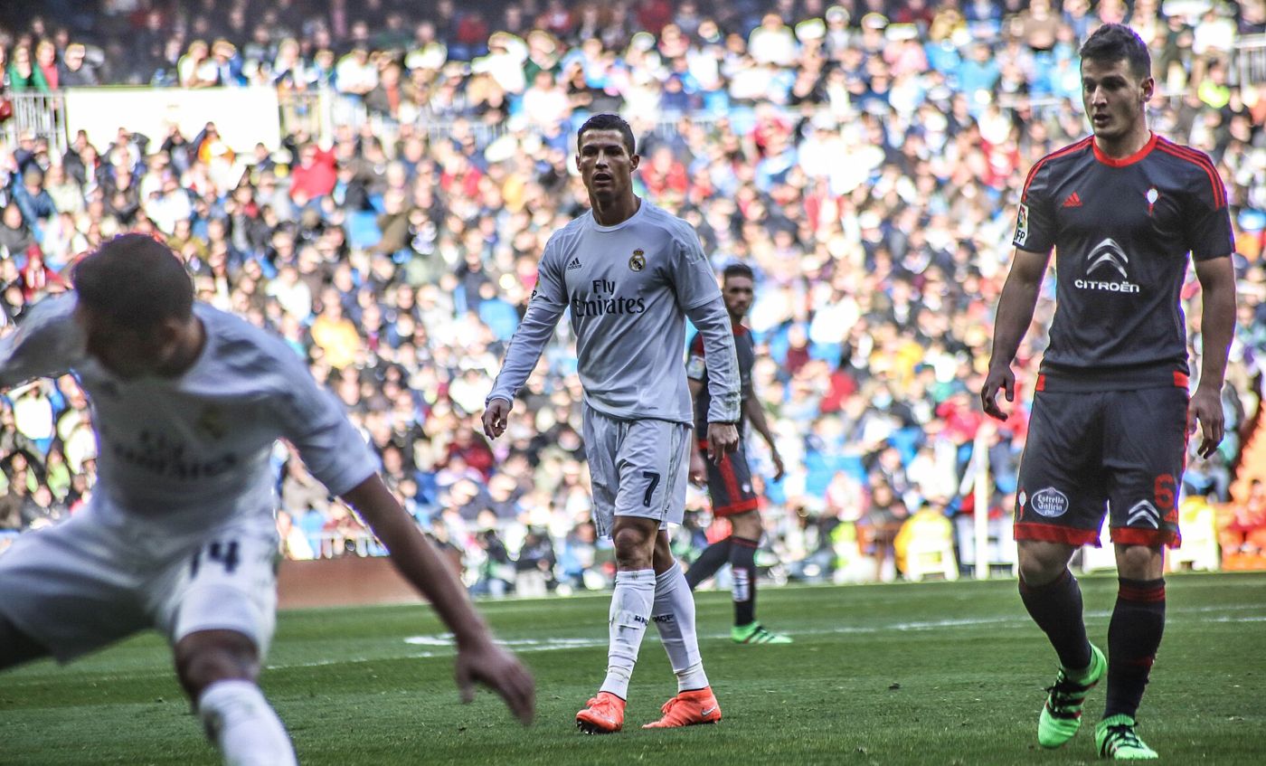 Cristiano Ronaldo em campo com a camisa do Real Madrid diante da torcida