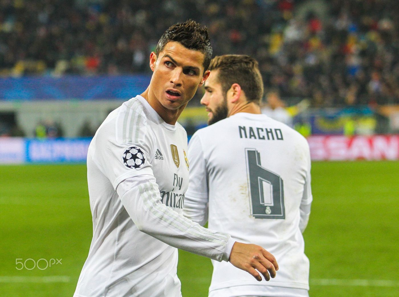 Cristiano Ronaldo com a camisa do Real Madrid ao lado de um companheiro, em jogo da Liga dos Campeões